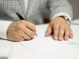 Должны ли работнику выдавать копию приказа об увольнении?